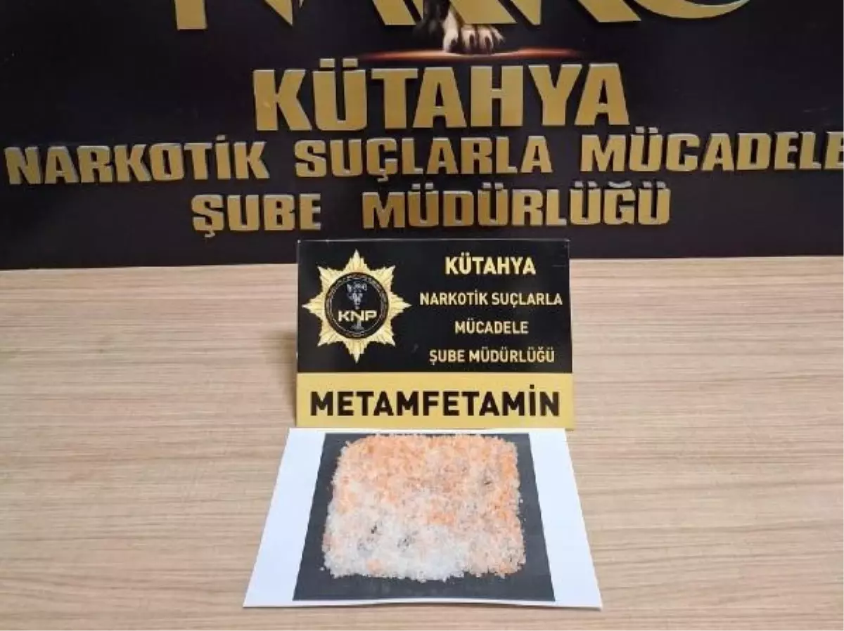 Kütahya\'da Otobüste Uyuşturucu Operasyonu: Kadın Yolcunun Üzerinde 97,84 Gram Metamfetamin Bulundu