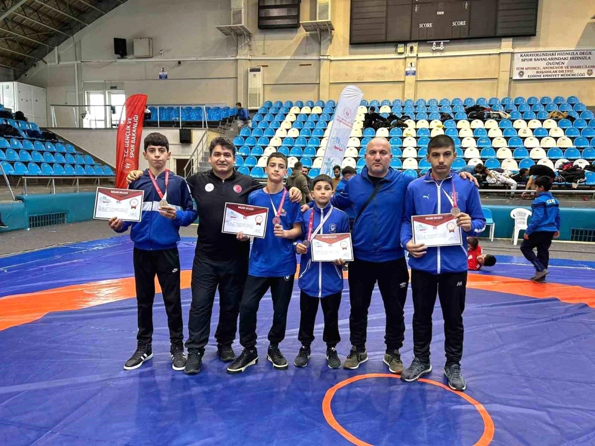 Yunusemre Belediyespor Güreşçileri Madalyalarla Döndü