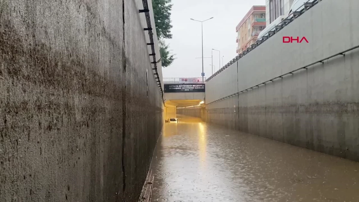 Antalya\'da Sağanak Felaketi: Altgeçitte Su Seviyesi 2,5 Metre Yükseldi