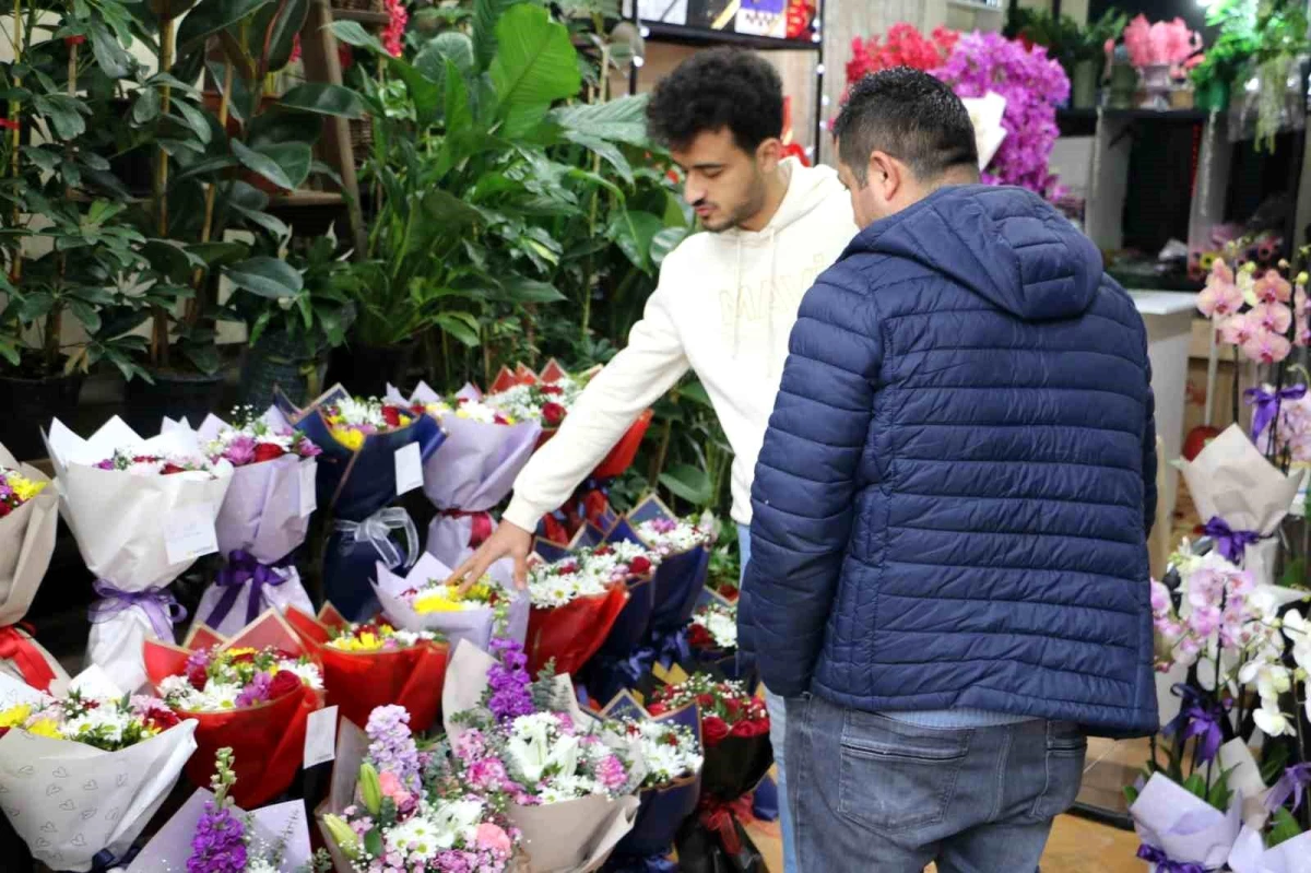Diyarbakır\'da Sevgililer Günü\'nde çiçekçilerde yoğunluk yaşanıyor