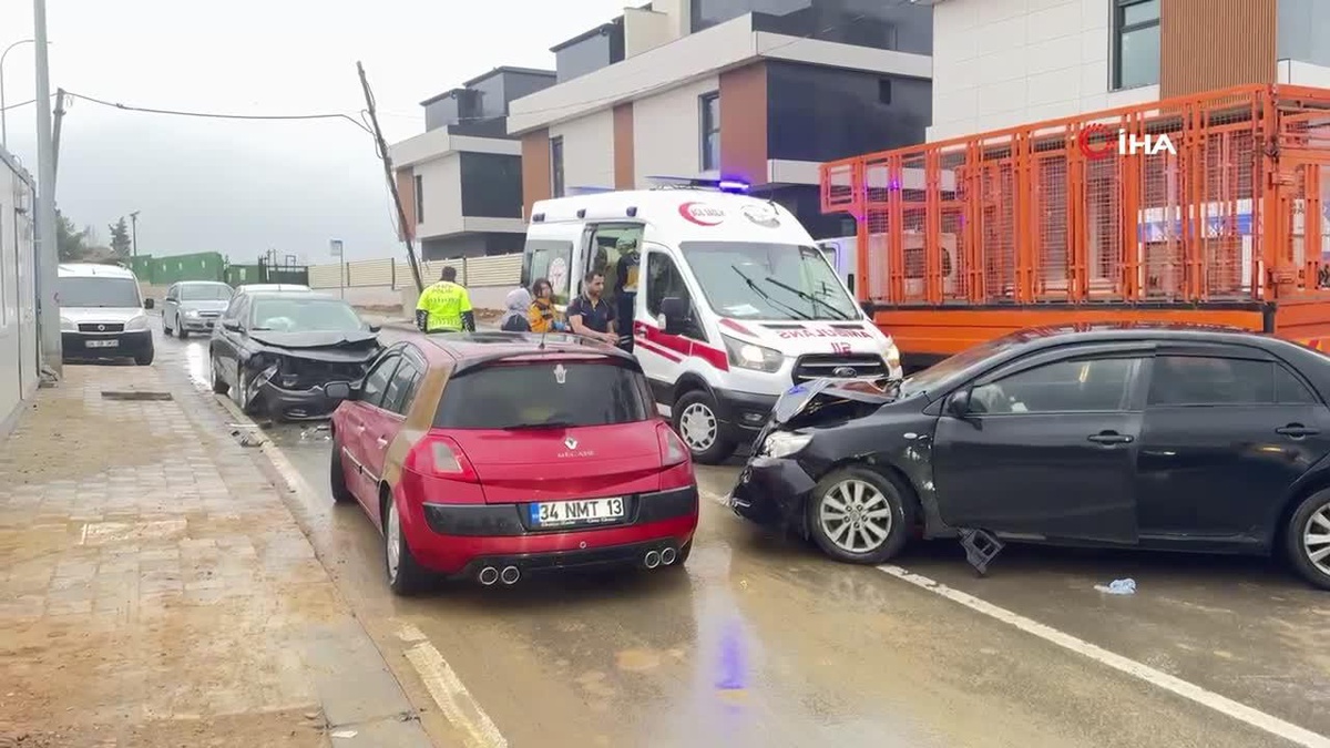 Kocaeli\'de 2 otomobil kafa kafaya çarpıştı: 1\'i çocuk, 4 yaralı