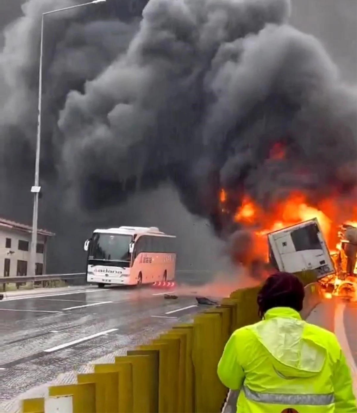 Adana\'da tır kazası: Yanan tırın yanındaki otobüsteki yolcular tahliye edildi