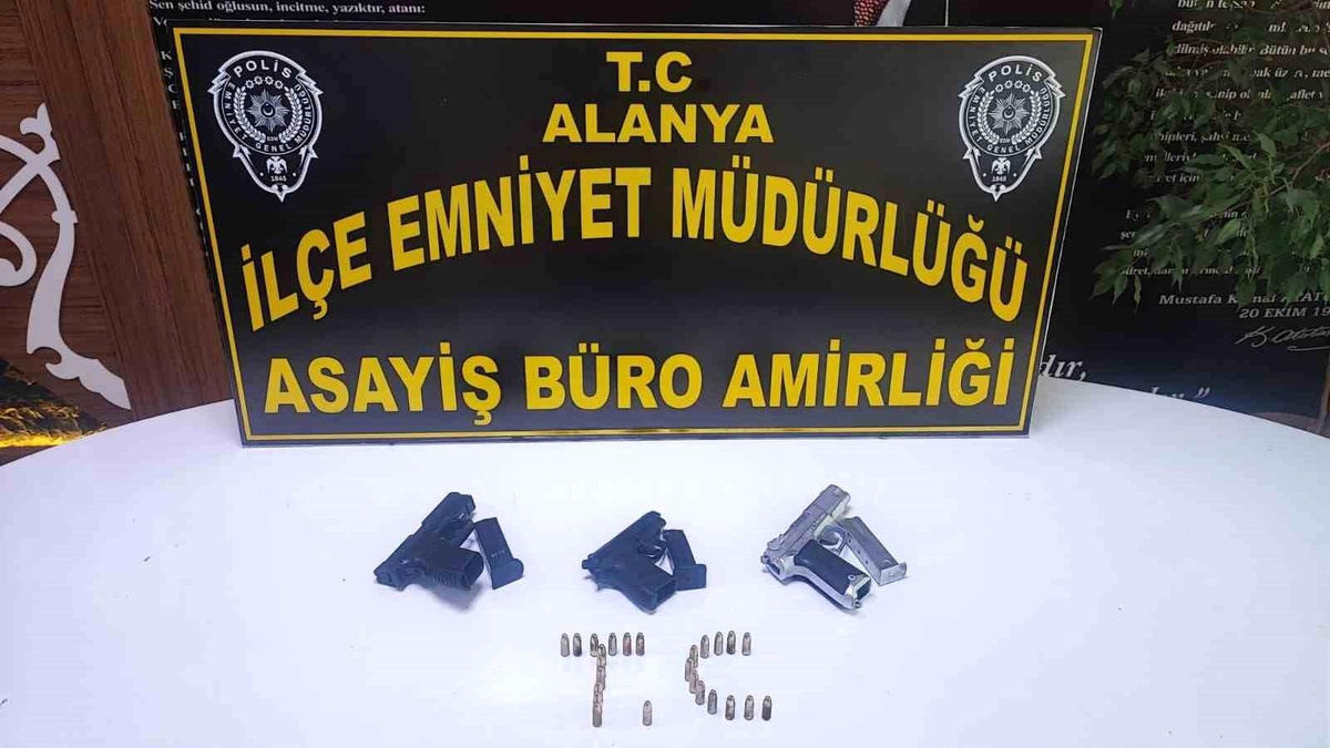 Alanya\'da yapılan operasyonda 26 adet ruhsatsız silah ele geçirildi
