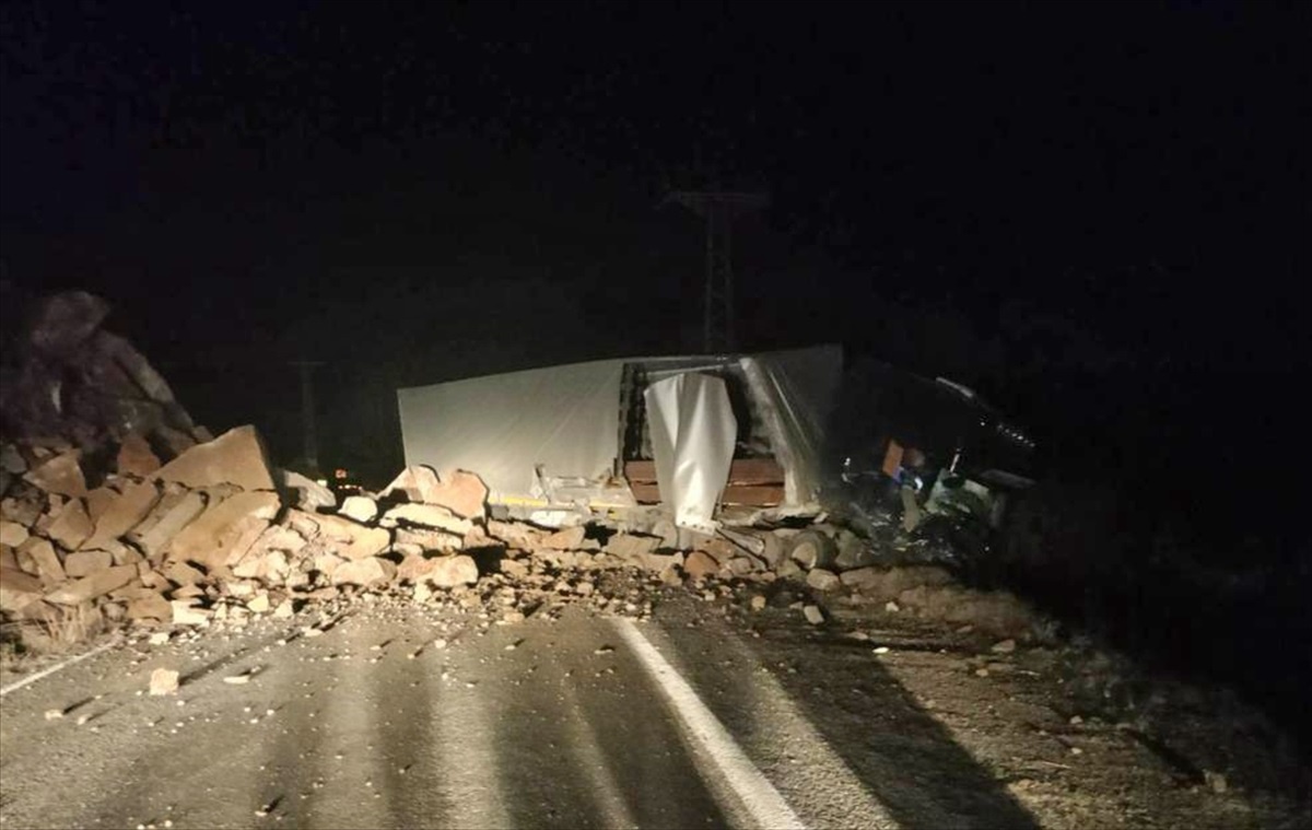 Artvin-Ardahan kara yolunda heyelan: Ulaşım tek şeritten sağlanıyor