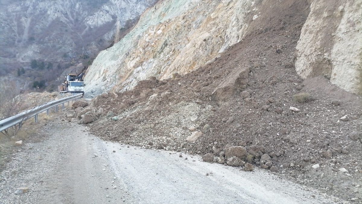 Artvin\'de 9 köye kar, 1 köye de heyelan nedeniyle ulaşım sağlanamıyor