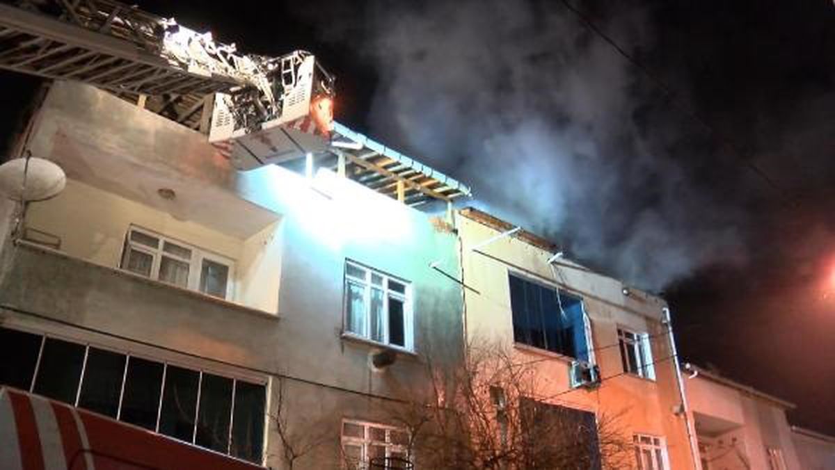 Avcılar\'da 3 Katlı Binanın Çatısında Yangın Çıktı