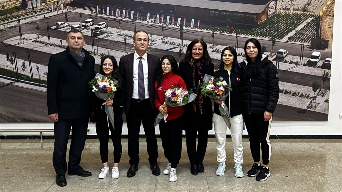 Avrupa Halter Şampiyonası\'ndan dönen milli halterciler Konya\'da karşılandı
