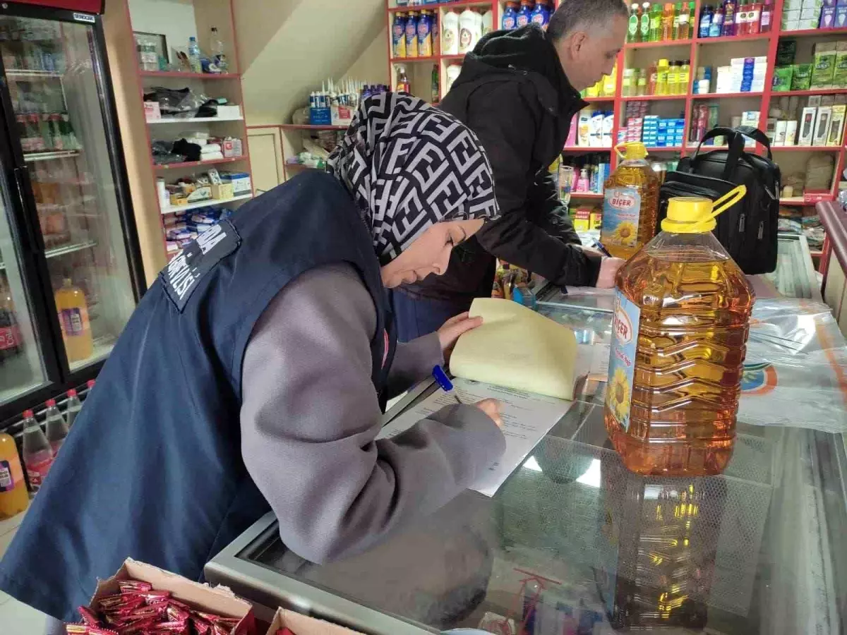 Afyonkarahisar Tarım ve Orman İl Müdürlüğü, ayçiçek yağı üretimi ve satışı yapan işyerlerinden numune aldı