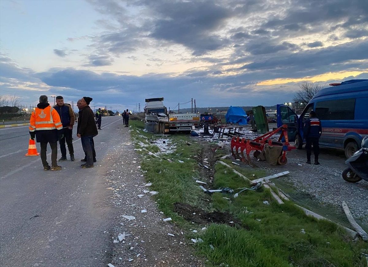 Ayvalık\'ta mermer yüklü tır ile servis minibüsü çarpıştı: 9 yaralı