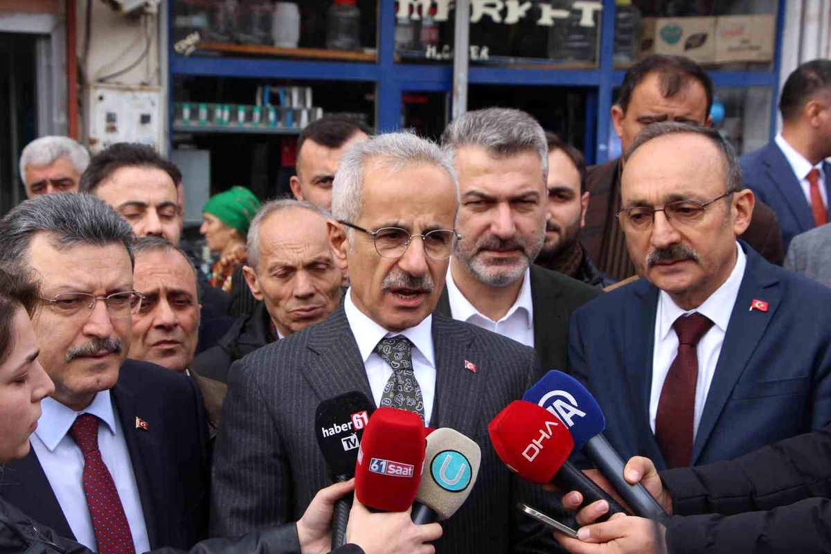 Ulaştırma Bakanı Uraloğlu: Erzincan\'daki Toprak Kaymasıyla İlgili Çalışmalar Devam Ediyor