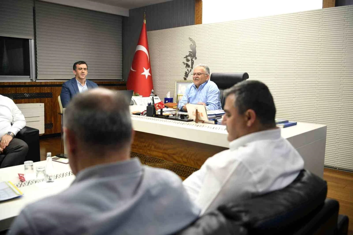 Kayseri Büyükşehir Belediye Başkanı Dr. Memduh Büyükkılıç, gece gündüz çalışmalarını sürdürüyor
