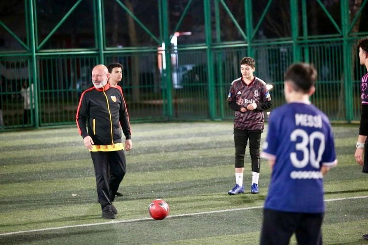 Kocasinan Belediye Başkanı Ahmet Çolakbayrakdar Gençlerle Halı Saha Maçında Buluştu