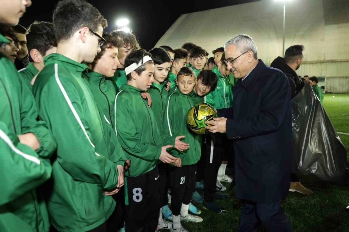 Kütahya Belediye Başkanı Alim Işık, Yeşilay Spor Kulübü\'nde Sporcularla Buluştu
