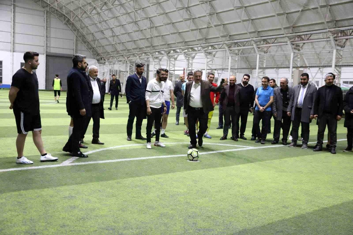 Melikgazi Belediye Başkanı Doç. Dr. Mustafa Palancıoğlu, AK Parti Melikgazi İlçe Gençlik Kollarının düzenlediği halı saha maçına katıldı