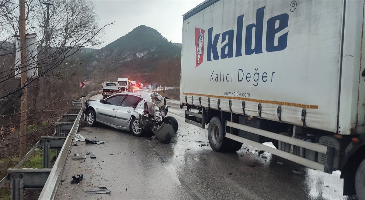 Bilecik\'te Kamyon ile Çarpışan Otomobilin Sürücüsü Ağır Yaralı