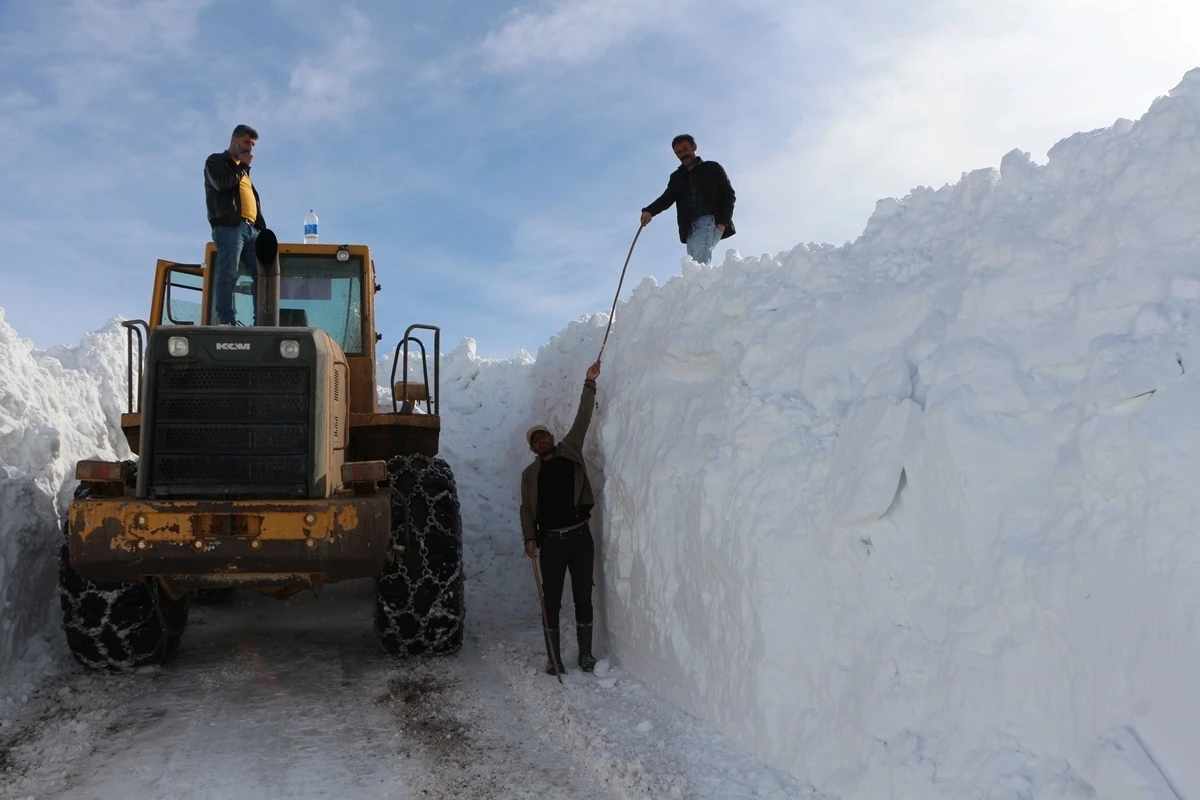 Bingöl\'ün Karlıova ilçesinde karla mücadele çalışmaları devam ediyor