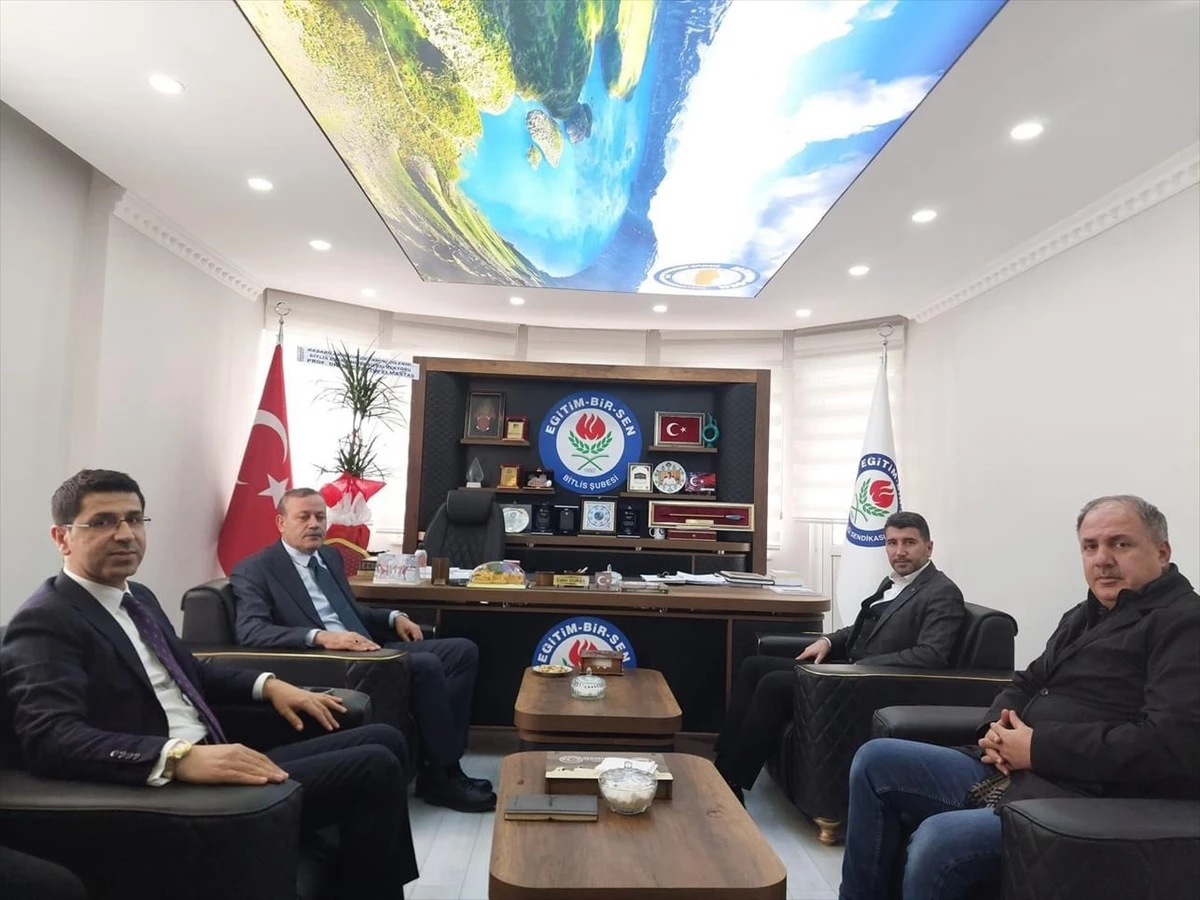Bitlis Eren Üniversitesi Rektörü Prof. Dr. Necmettin Elmastaş, Memur-Sen Bitlis Şube Başkanı Cabir Durak\'ı ziyaret etti