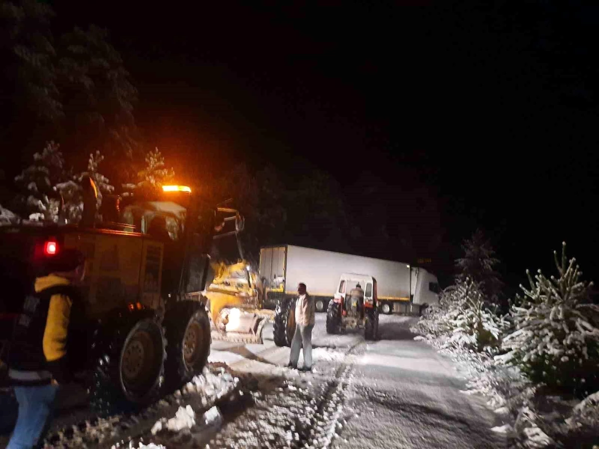 Burdur\'da Yüksek Kesimlerde Kar Yağışı: İl Özel İdare Ekipleri Çalışmalara Başladı