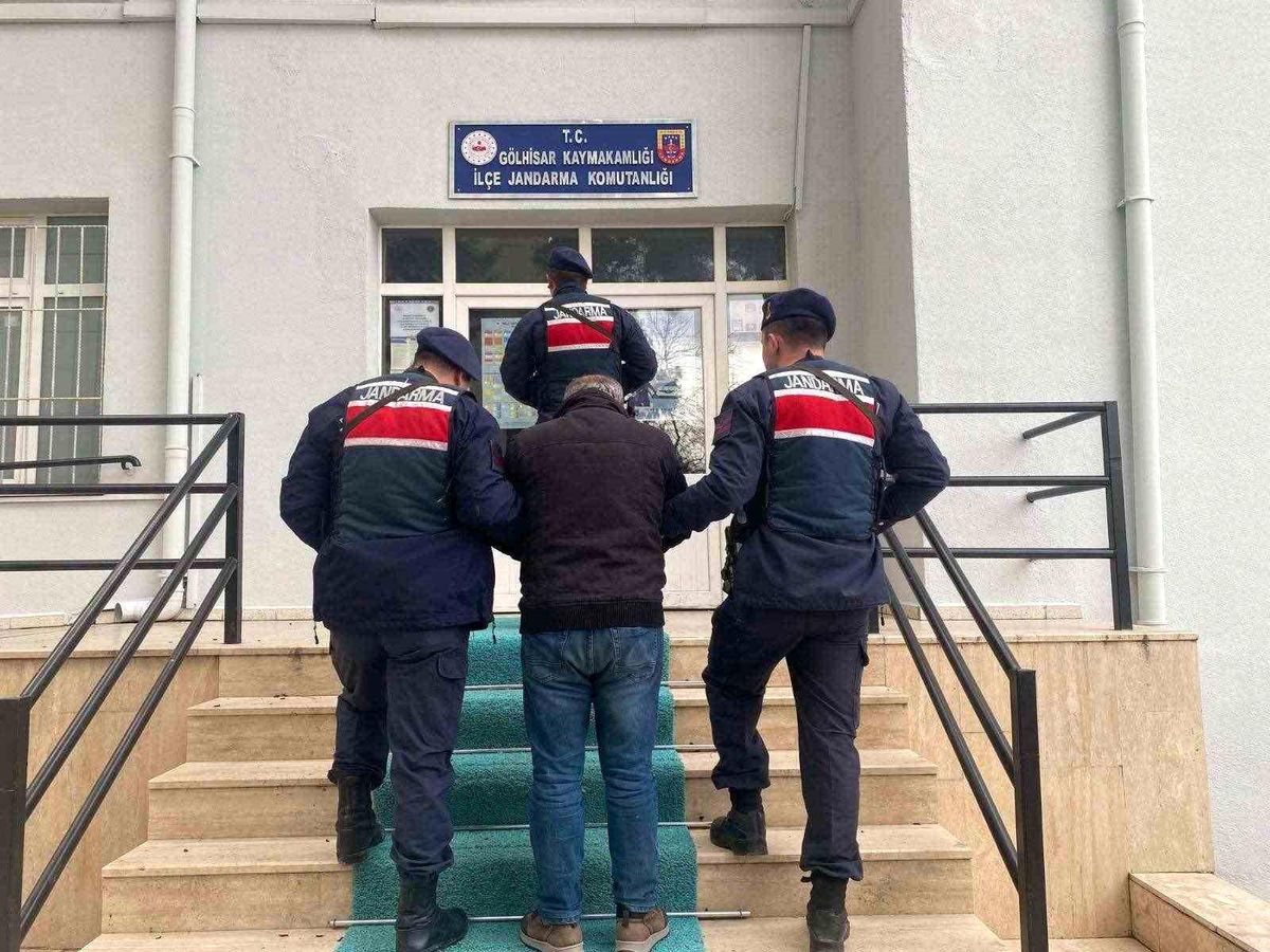 Burdur İl Jandarma Komutanlığı Ekipleri 5 Firari Cezaevine Gönderildi