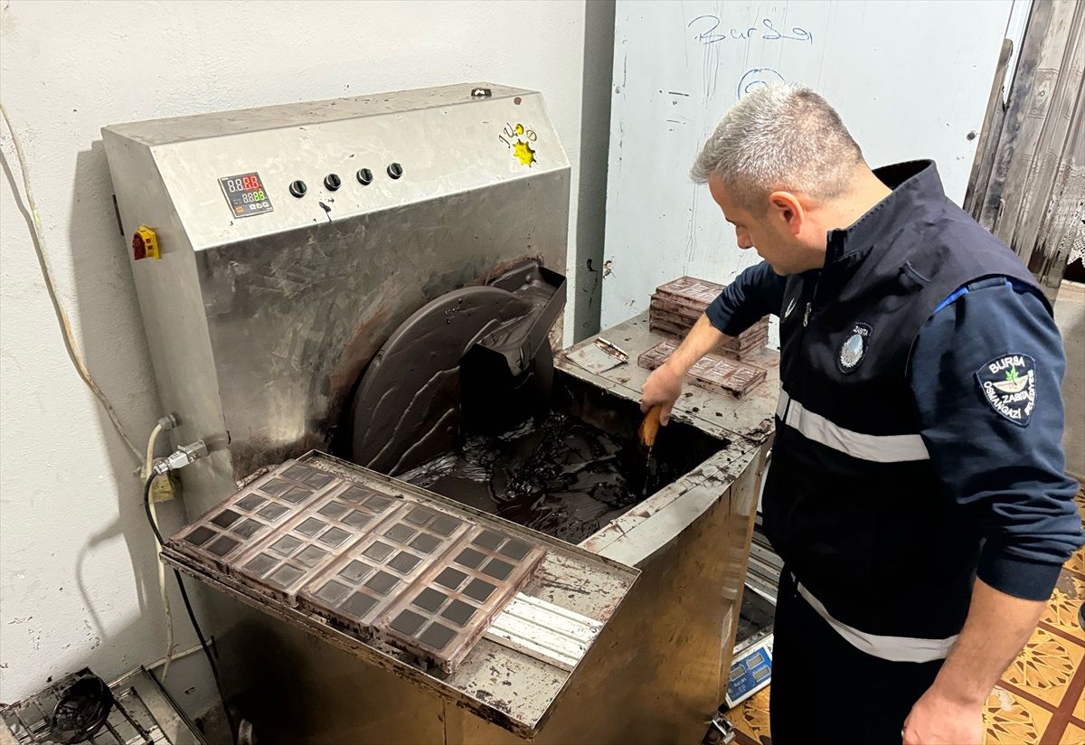Bursa\'da kaçak çikolata imalathanesine operasyon: 2 gözaltı