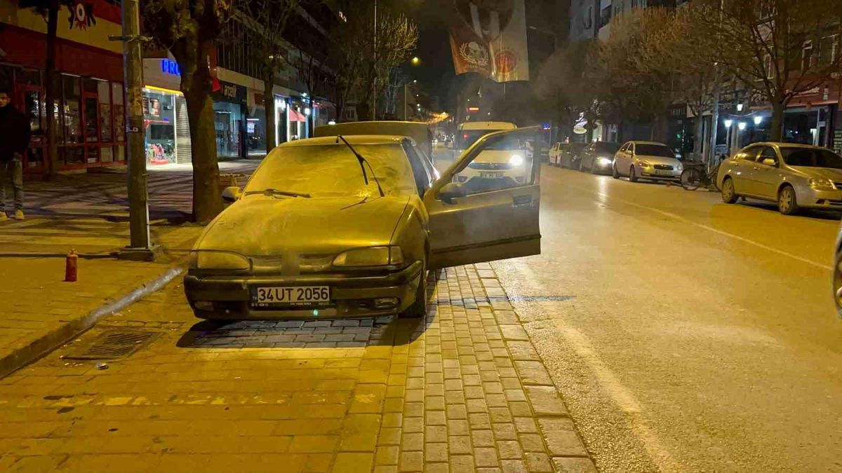 İnegöl\'de seyir halindeki araçta çıkan yangın polis ekipleri tarafından söndürüldü