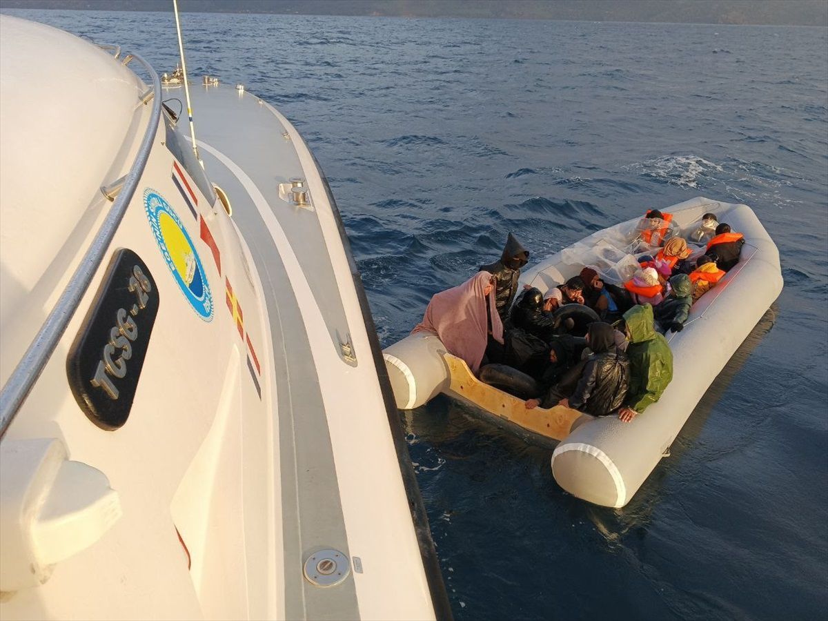 Çanakkale\'de 62 düzensiz göçmen kurtarıldı, 36 düzensiz göçmen yakalandı
