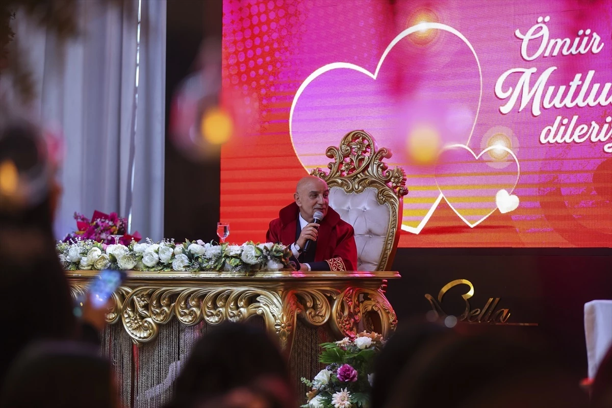 Keçiören Belediye Başkanı Turgut Altınok, Sevgililer Günü\'nde 14 çiftin nikahını kıydı