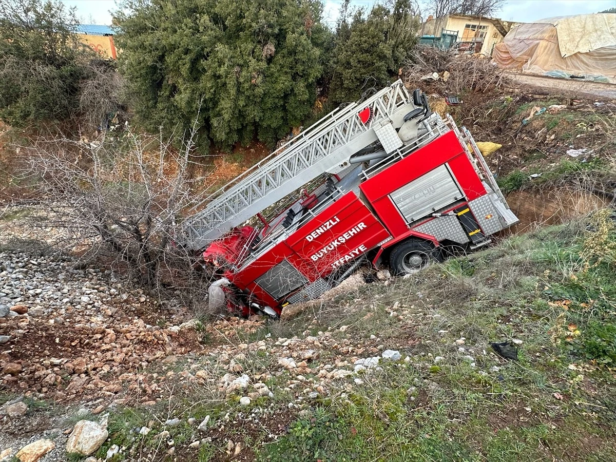 Denizli\'de ev yangınında yaşlı kadın hayatını kaybetti, itfaiye aracı kaza yaptı