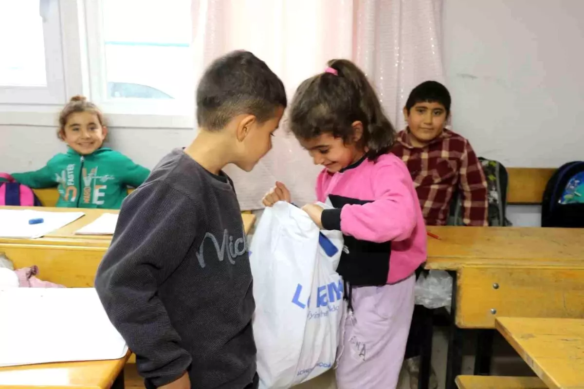 Adıyaman Doğa Koleji Öğrenci ve Velileri Konteyner Kentteki Öğrencilere Yardım Yaptı