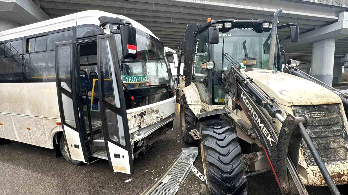 Düzce\'de halk otobüsü ile iş makinesi çarpıştı: 8 yaralı