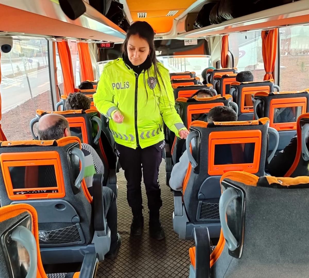 Elazığ\'da Şehirlerarası Otobüs Terminali\'nde Emniyet Kemeri Bilgilendirmesi