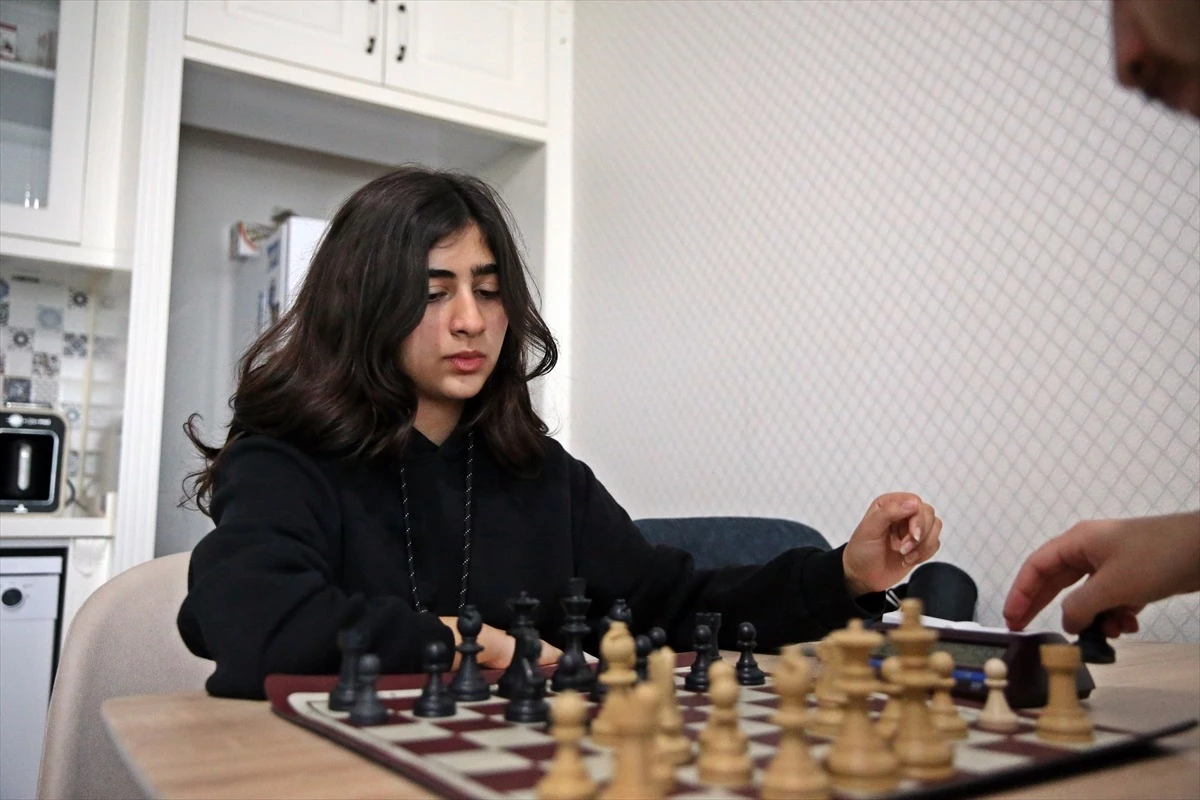 Depremde evi çöken milli sporcu Hena Karadaş, satrançtaki başarılarına devam ediyor