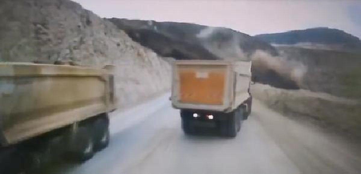 Hafriyat Kamyonları Toprak Altında Kalma Tehlikesinden Son Anda Kurtuldu