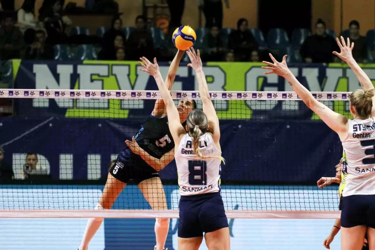 Fenerbahçe Kadın Voleybol Takımı Çeyrek Finalde Sarıyer Belediyesi\'ni Mağlup Etti