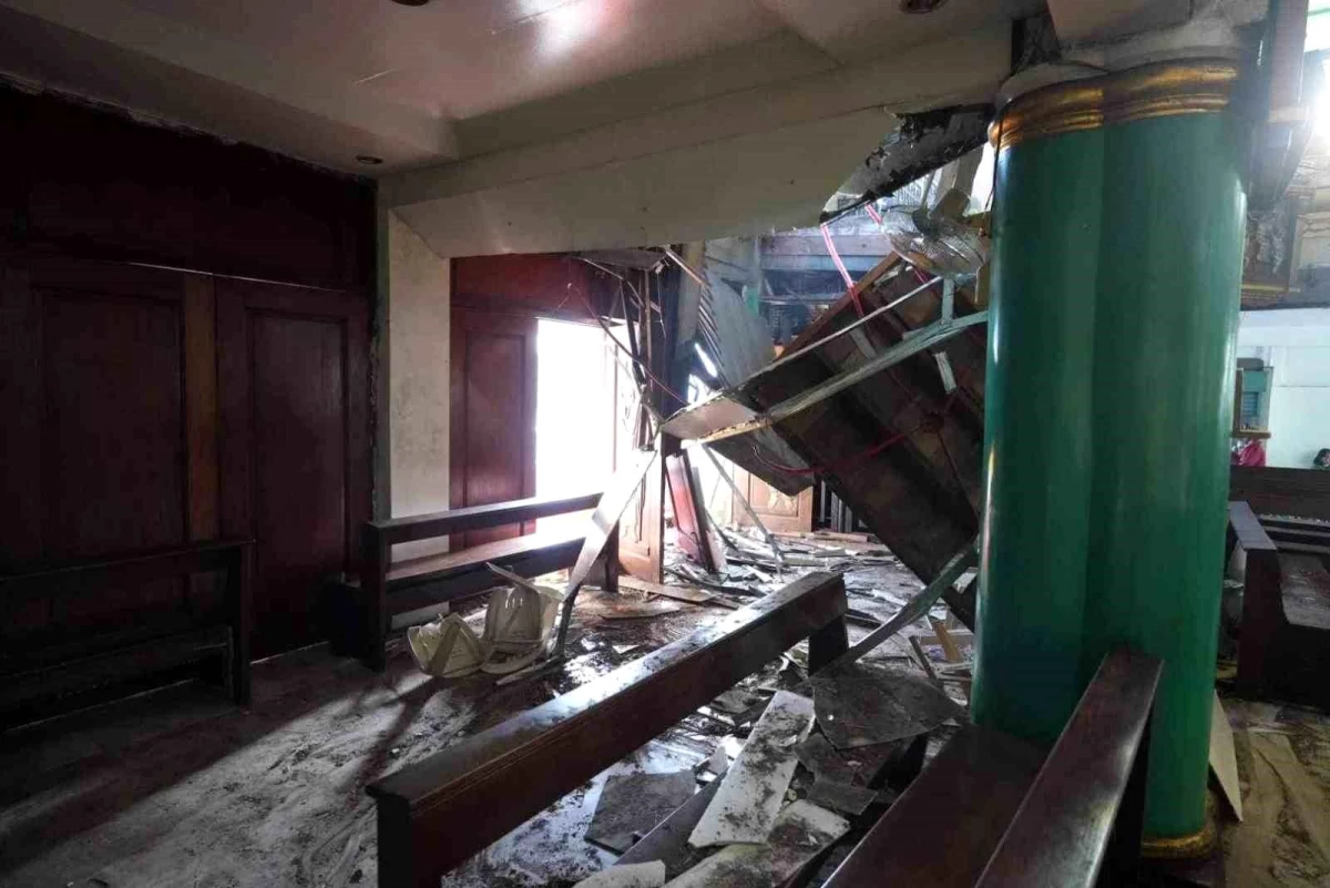 Filipinler\'de Kilise Katı Çöktü: 1 Ölü, 52 Yaralı