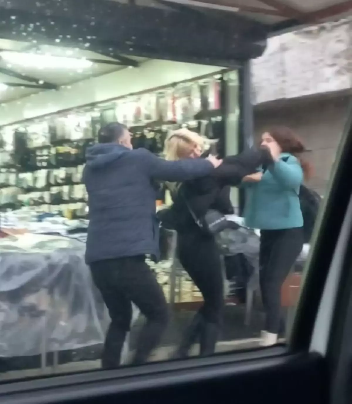 Malatya'da sokak ortasında kavga eden genç kızlar cep telefonuyla kaydedildi