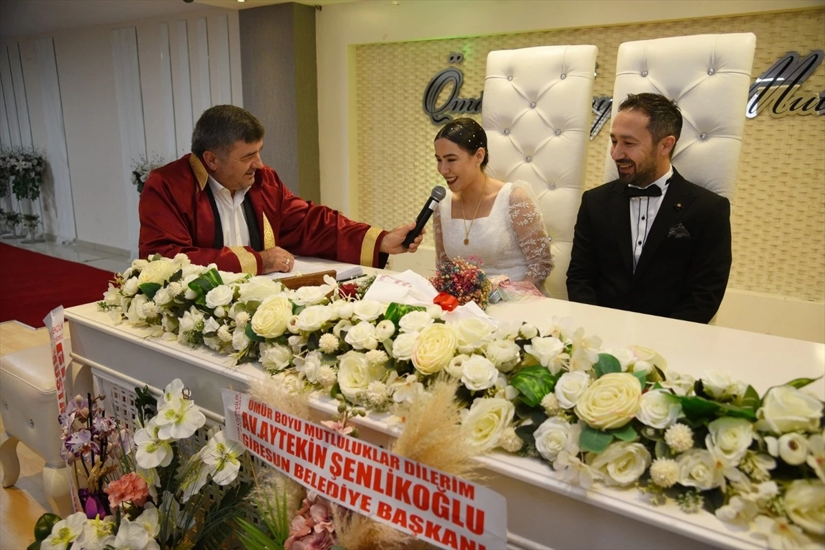 Giresun\'da 10 çift, 14 Şubat Sevgililer Günü\'nde nikah masasına oturdu