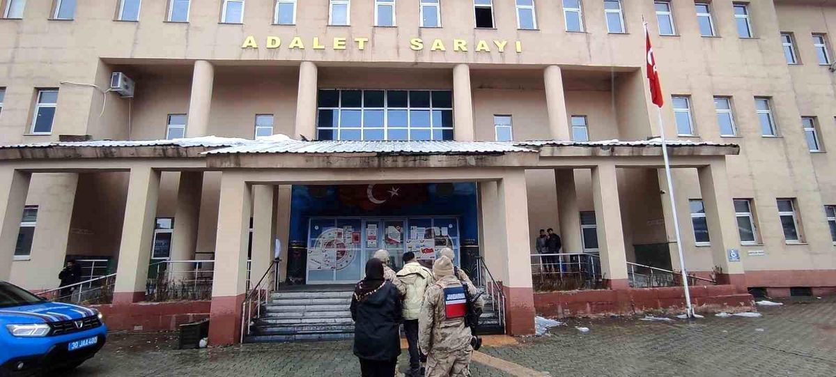 Hakkari\'de 9 kaçak göçmen ve 2 organizatör yakalandı