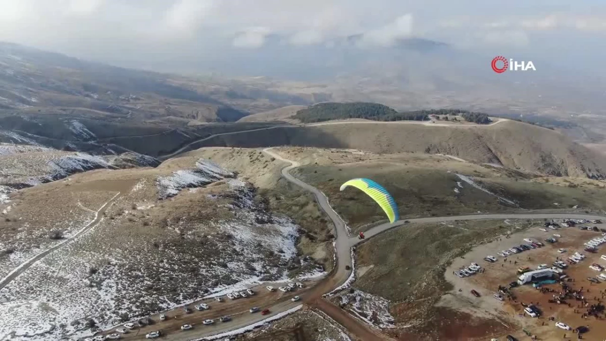 Hazarbaba Dağı\'nda göl manzarası eşliğinde yamaç paraşütü keyfi