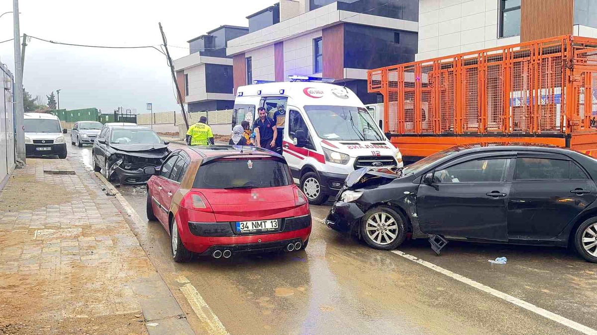 Kocaeli\'de kafa kafaya çarpışan otomobillerde 4 kişi yaralandı
