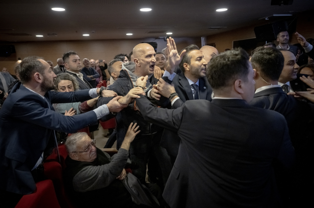 İYİ Parti'nin aday tanıtım toplantısında protesto! İstifa sloganları atıldı