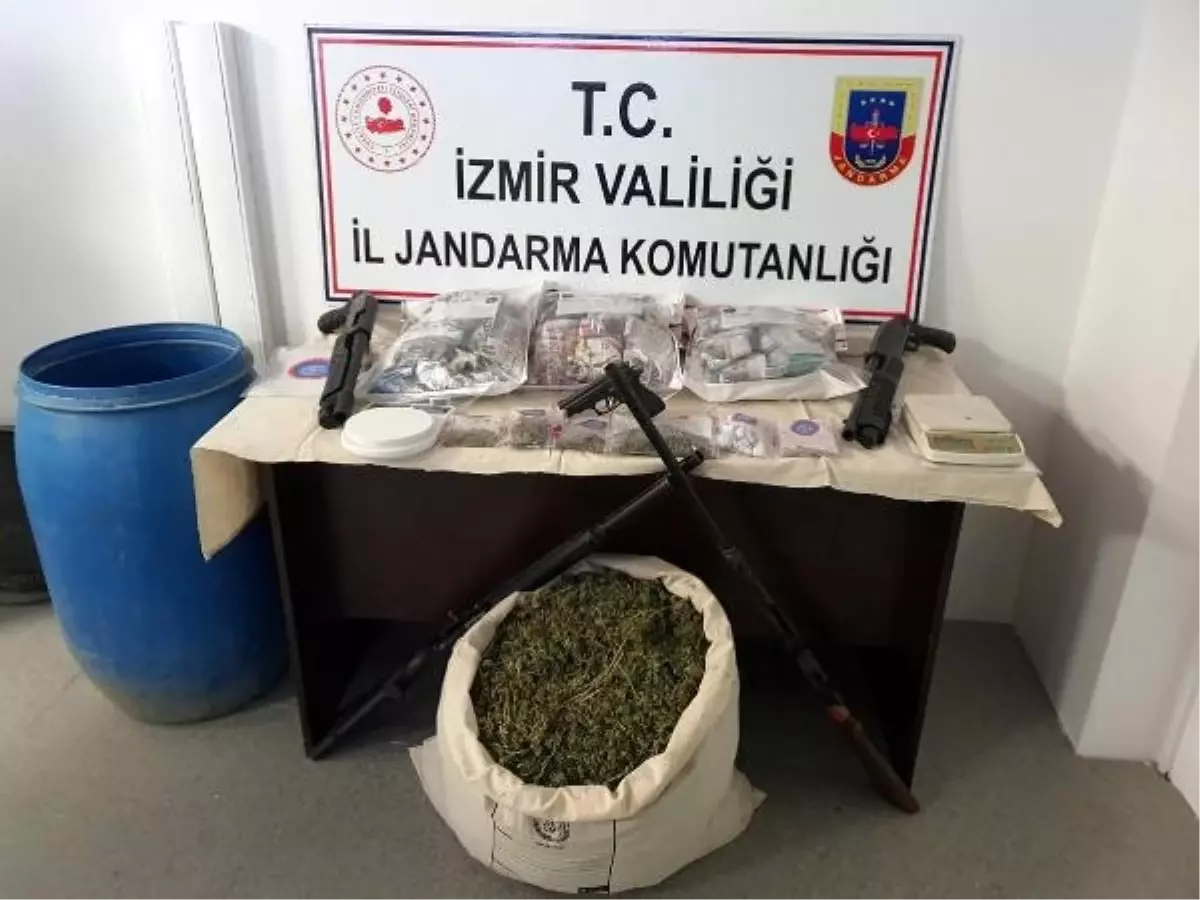 İzmir'de 11,5 Kilo Esrar Ele Geçirildi, 2 Şüpheli Gözaltına Alındı