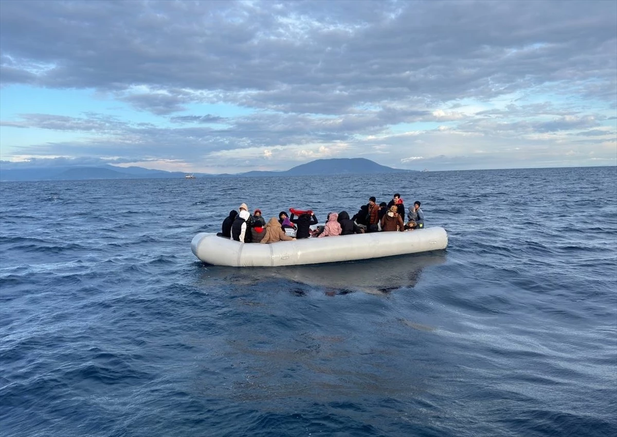 İzmir Dikili açıklarında geri itilen lastik bottaki 43 düzensiz göçmen kurtarıldı