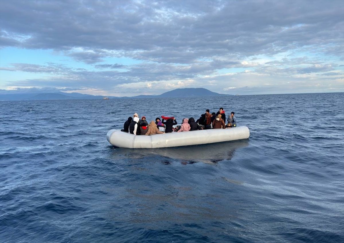 İzmir Dikili açıklarında geri itilen lastik bottaki 43 düzensiz göçmen kurtarıldı