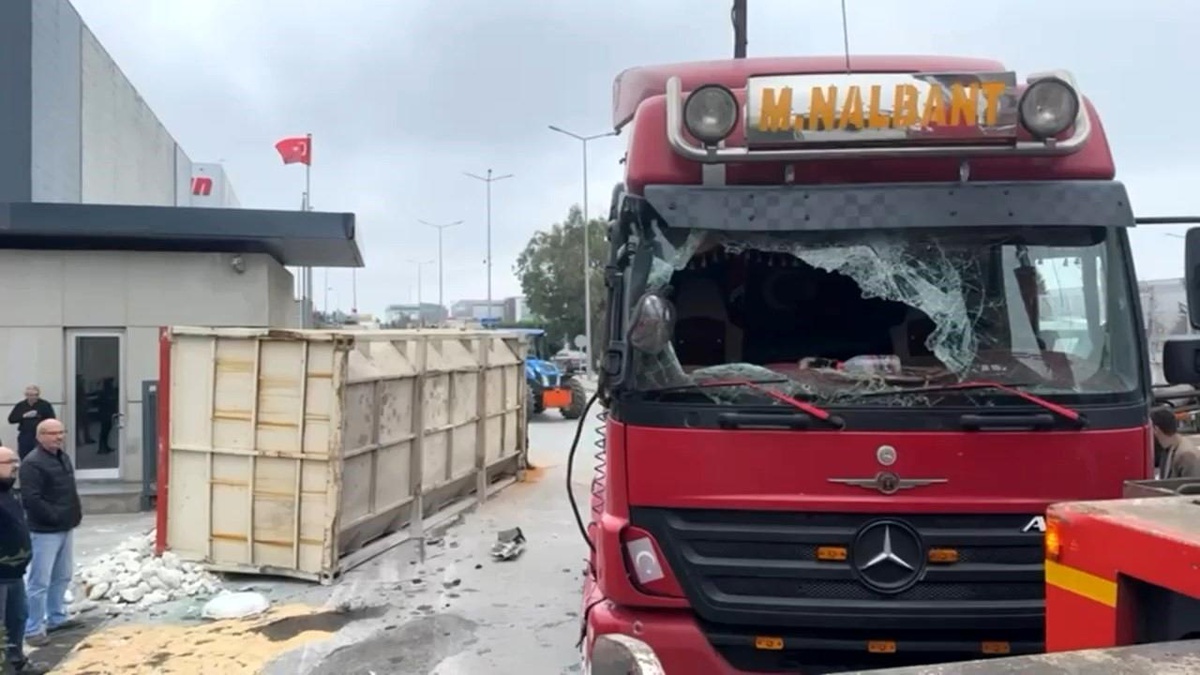 Gebze\'de Taş Yüklü Kamyon Fabrikanın Güvenlik Binasına Çarptı
