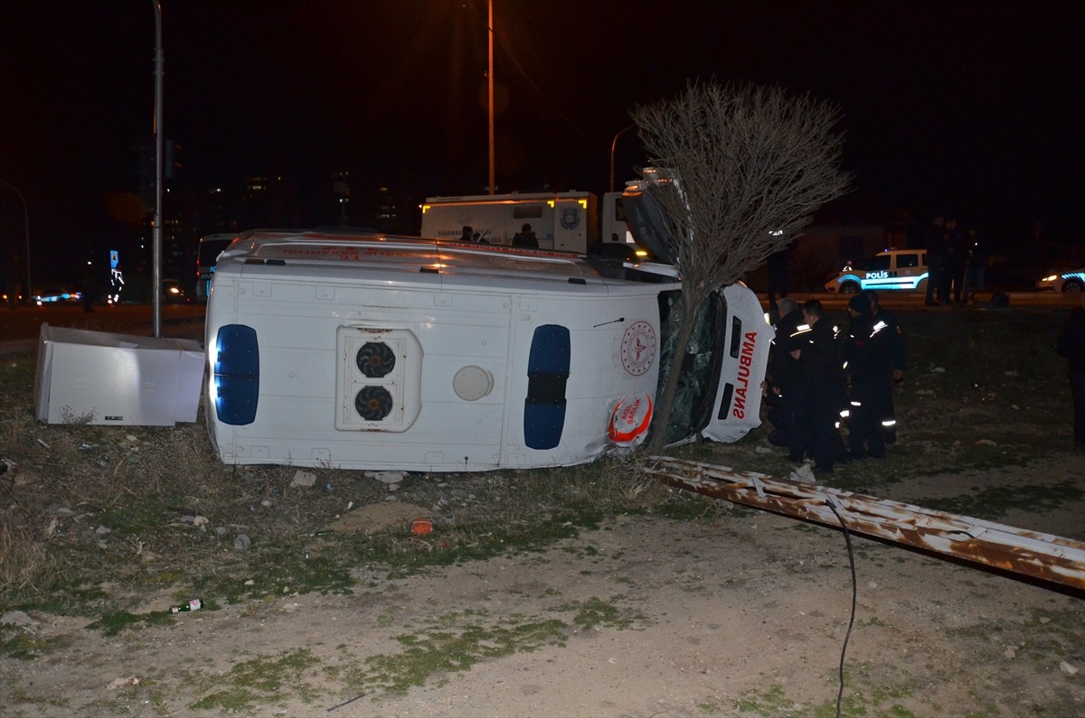 Karaman\'da kaza: Ambulans ile otomobil çarpıştı, 5 kişi yaralandı