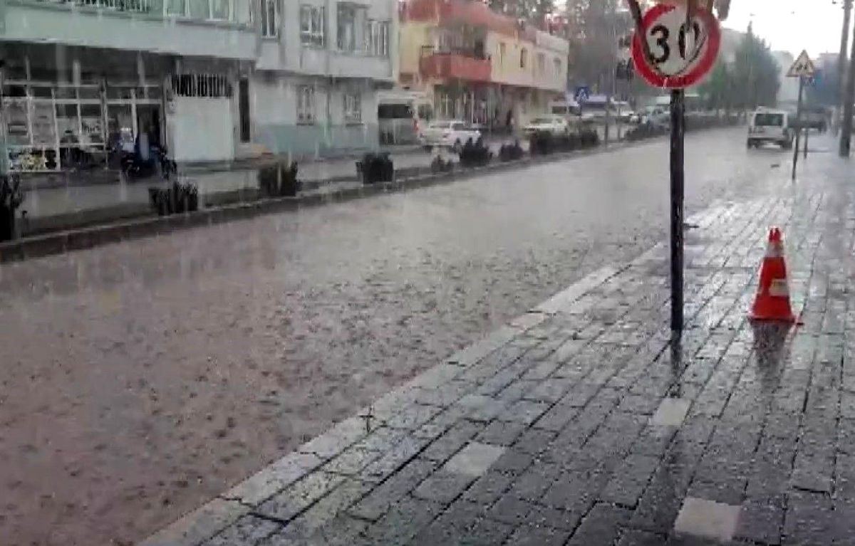 Gaziantep\'in Karkamış ilçesinde sağanak ve dolu yağışı sonrası caddeler göle döndü