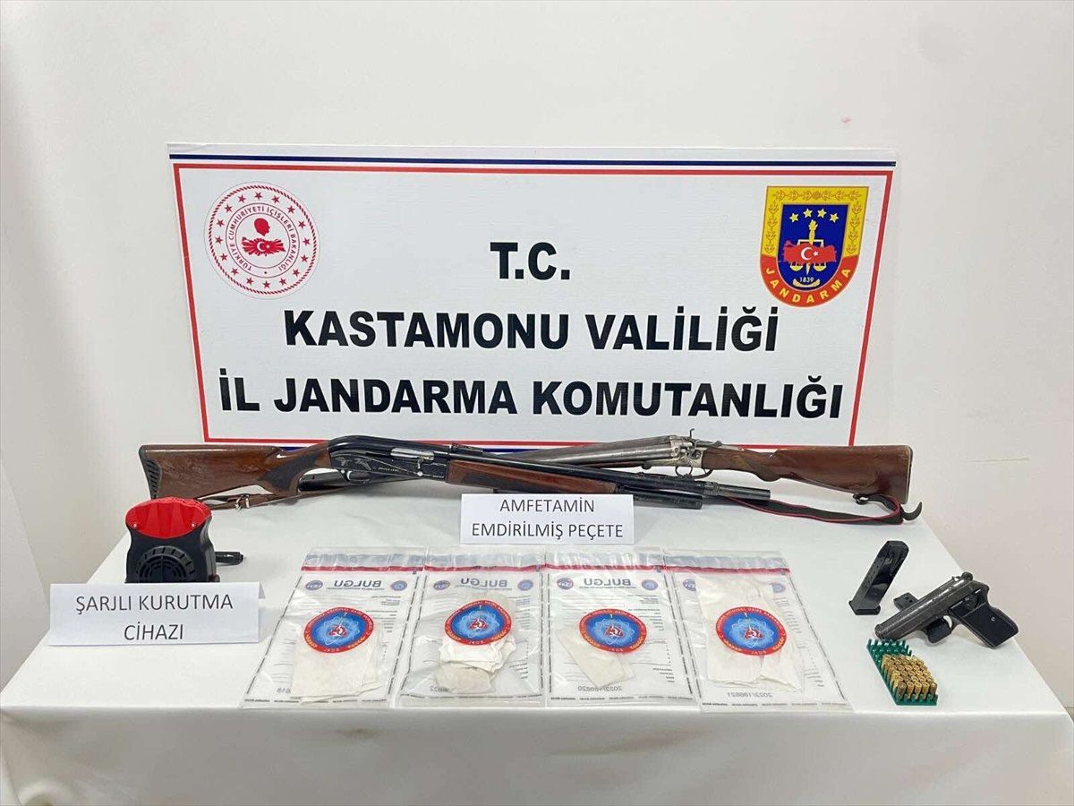 Kastamonu\'da peçeteye emdirilmiş uyuşturucu ile yakalanan 2 zanlı gözaltına alındı