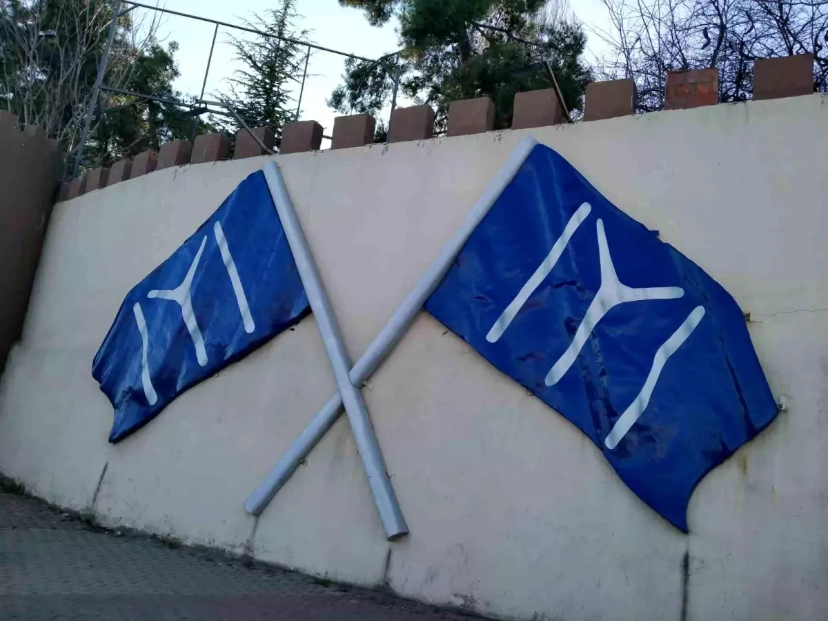 Bilecik Belediyesi Askeri Birlik Duvarlarına 'Kayı Bayrağı' ve 'Osmanlı Arması' Yaptı