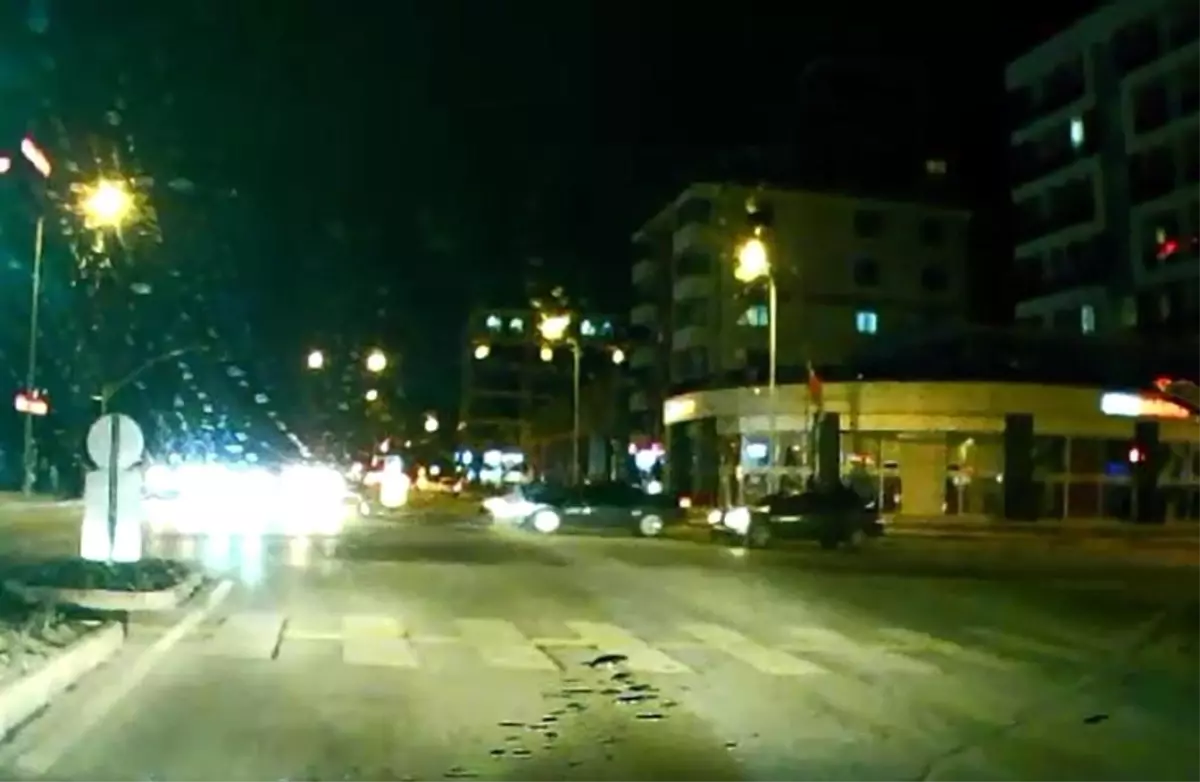 Eskişehir\'de kırmızı ışıkta geçen motosiklete otomobil çarptı